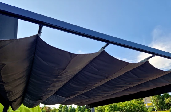 Extérieur jour, pergola moderne avec structure métallique bleue