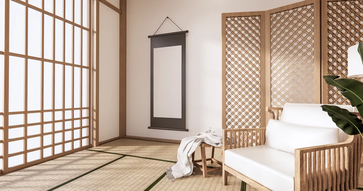 Intérieur japonais minimaliste avec tatami au sol, shoji translucide, paravent en treillis bambou, kakemono mural et mobilier en bois naturel