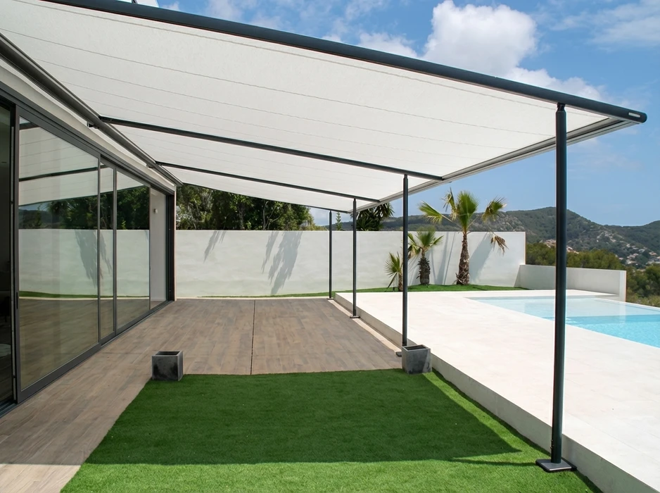 Terrasse extérieure moderne avec pergola à toile tendue blanche sur structure métallique anthracite