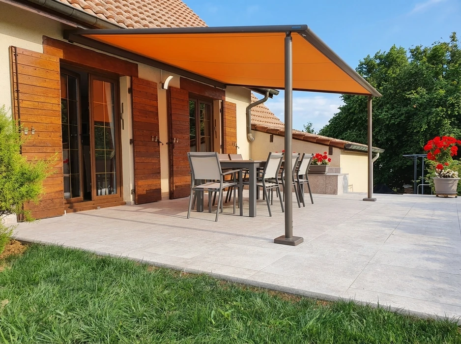 Terrasse extérieure moderne avec dallage en grès cérame grand format gris clair