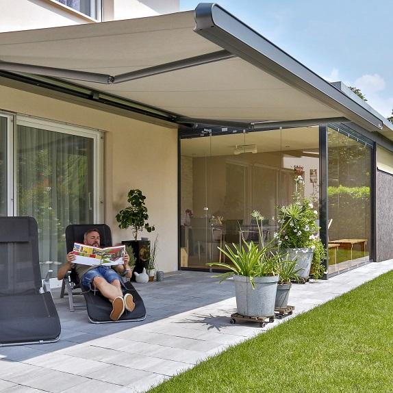 Parasol ou Store banne à Metz, Nancy et Thionville : Quelle solution choisir pour votre terrasse ?