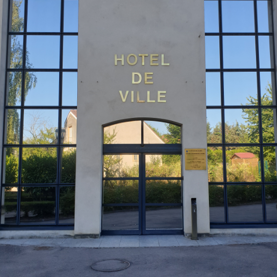 Top 5 des raisons d’adopter le film solaire ou film miroir pour votre entreprise à Metz, Thionville et Nancy