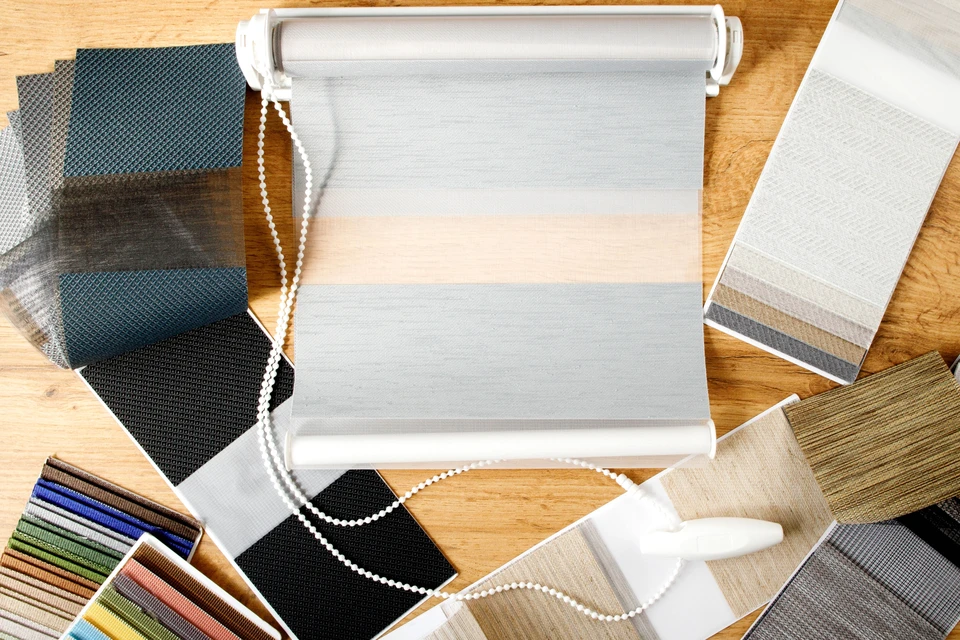 Échantillons de tissus de différentes textures et couleurs sous la forme d'un catalogue pour la sélection des tissus pour les stores en tissu