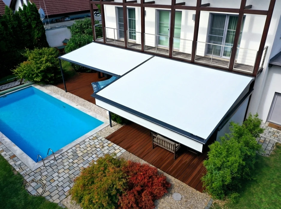 Vue aérienne d'une terrasse extérieure avec deux stores banne à toile blanche tendus sur une structure métallique anthracite fixée en façade