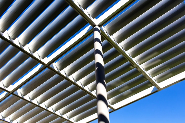 Structure architecturale extérieure avec pergola métallique moderne