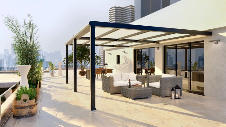 Terrasse de toit moderne avec salon de jardin en résine tressée sous pergola bioclimatique à lames orientables