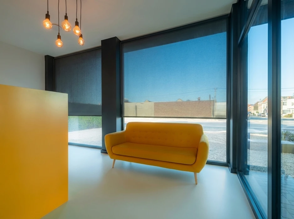 Intérieur moderne et minimaliste avec un canapé deux places en velours moutarde sur pieds bois naturel