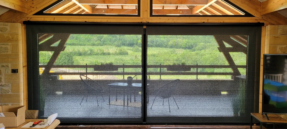 Terrasse extérieure moderne avec pergola bioclimatique à lames orientables en aluminium anthracite, fixée en applique murale