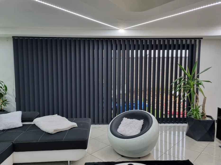 Terrasse extérieure moderne avec pergola bioclimatique à lames orientables en aluminium anthracite, fixée en applique murale