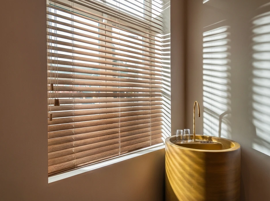 Intérieur moderne lumineux avec grandes baies vitrées coulissantes équipées de stores enrouleurs semi-opaques couleur sable/beige