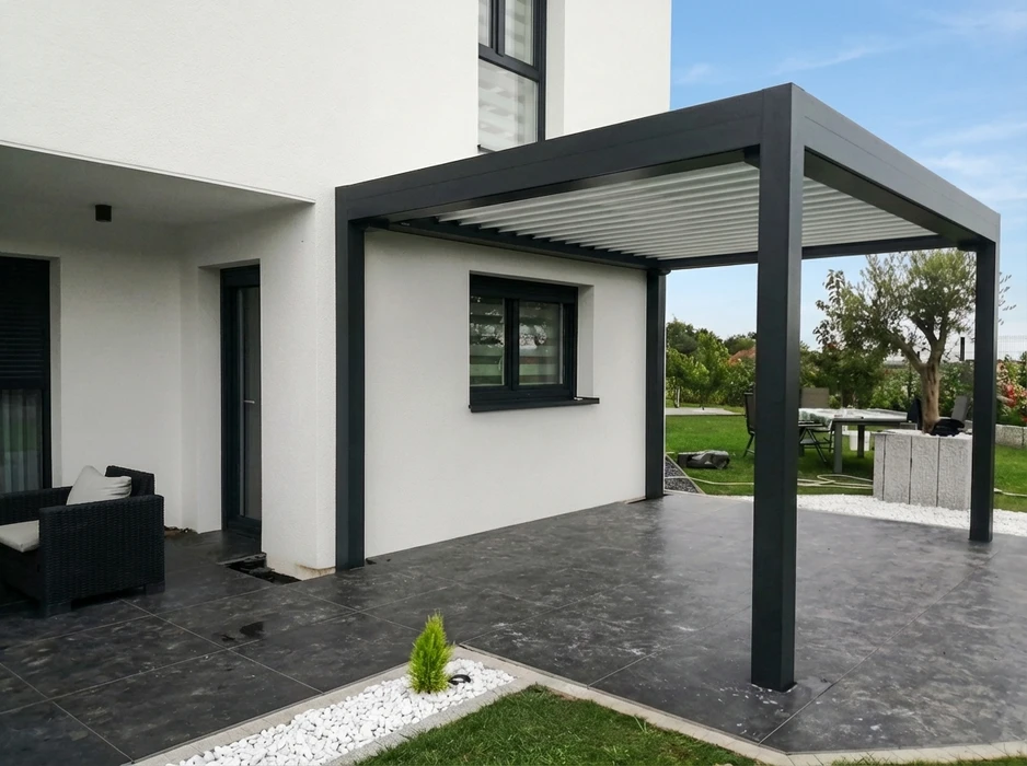 Terrasse extérieure moderne avec dallage en grès cérame grand format gris clair