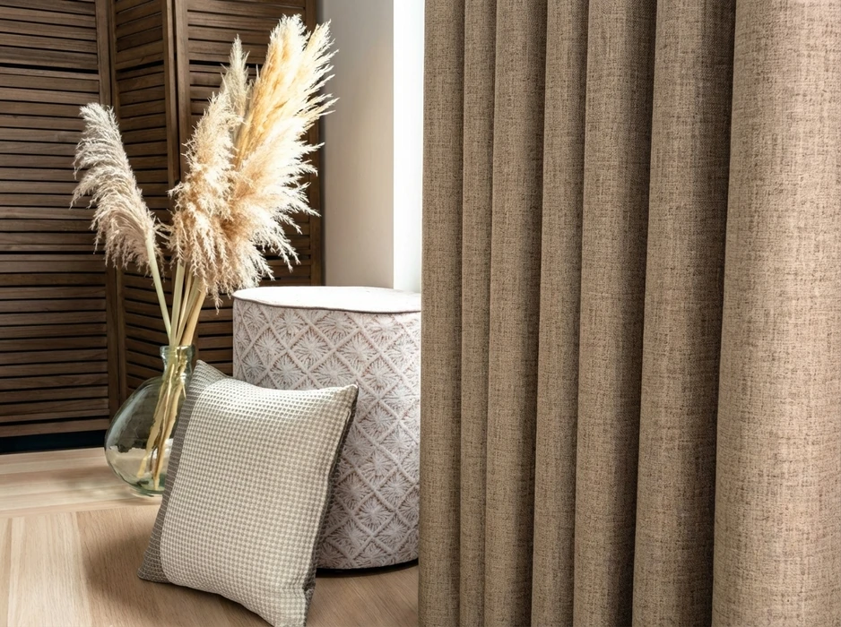 Intérieur lumineux avec voilage blanc à liseré beige sable, suspendu devant une fenêtre coulissante à châssis aluminium anthracite
