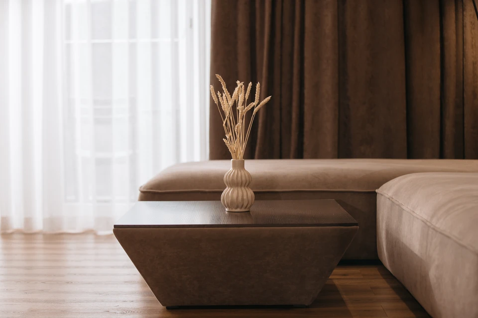 Intérieur moderne avec grandes fenêtres équipées de rideaux gris à œillets sur tringles noires