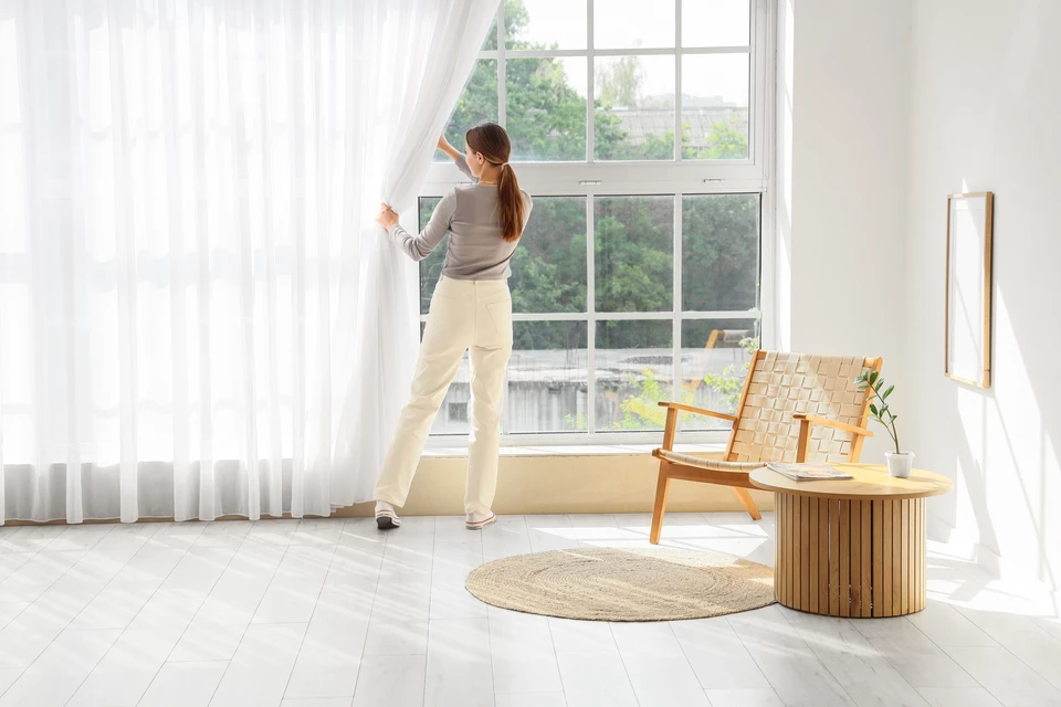 Échantillons de textiles techniques superposés en éventail sur surface blanche