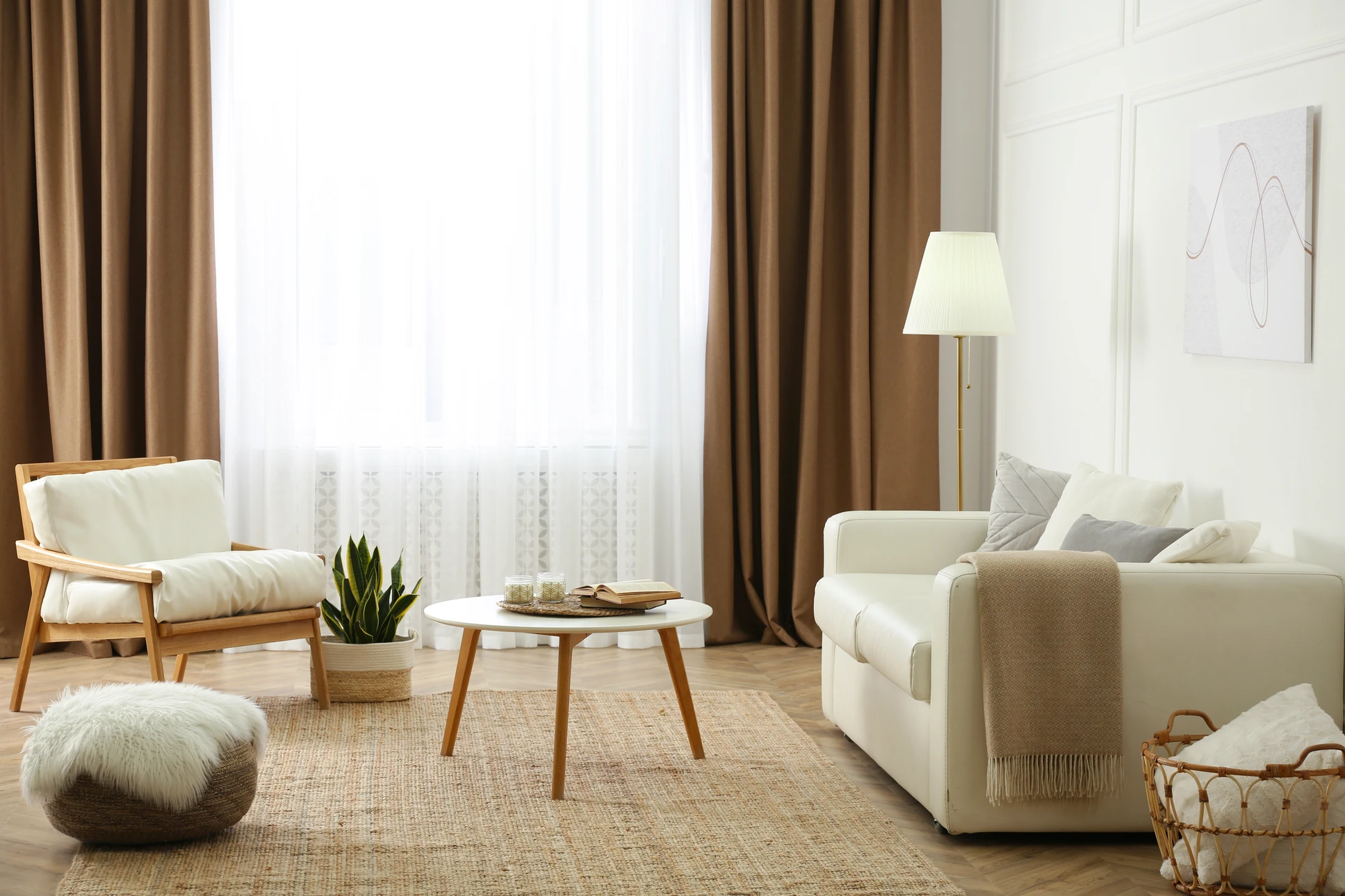 Intérieur moderne d'un salon avec de grands rideaux sur mesure récemment posés, pendant les dernières étapes de l'installation par un professionnel. Les rideaux, en tissu de qualité, sont partiellement ouverts et fermés pour montrer leur fonctionnalité. La lumière naturelle crée une ambiance chaleureuse dans la pièce, mettant en valeur l'esthétique et la finition professionnelle du travail. Vue depuis l'intérieur de la pièce, sans gros plan sur des personnes.