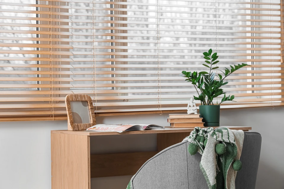 Échantillons de tissus de différentes textures et couleurs sous la forme d'un catalogue pour la sélection des tissus pour les stores en tissu