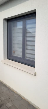 Intérieur résidentiel avec fenêtre équipée d'une moustiquaire