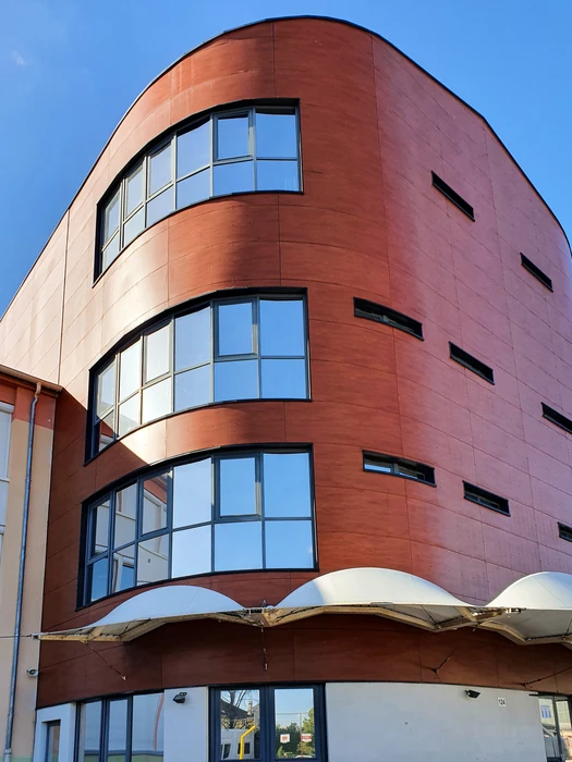 Vue aérienne d'une terrasse extérieure avec deux stores banne à toile blanche tendus sur une structure métallique anthracite fixée en façade