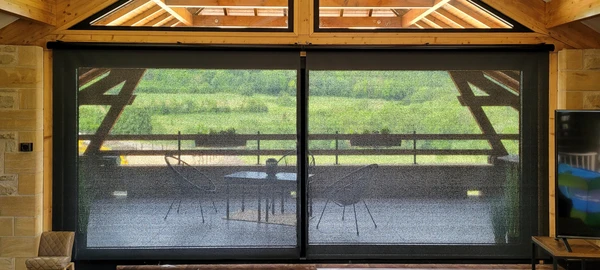 Intérieur résidentiel avec store vénitien en bois installé sur fenêtre