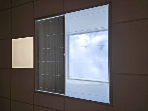 véranda vitrée galerie contre maison façade petit salon dans jardin